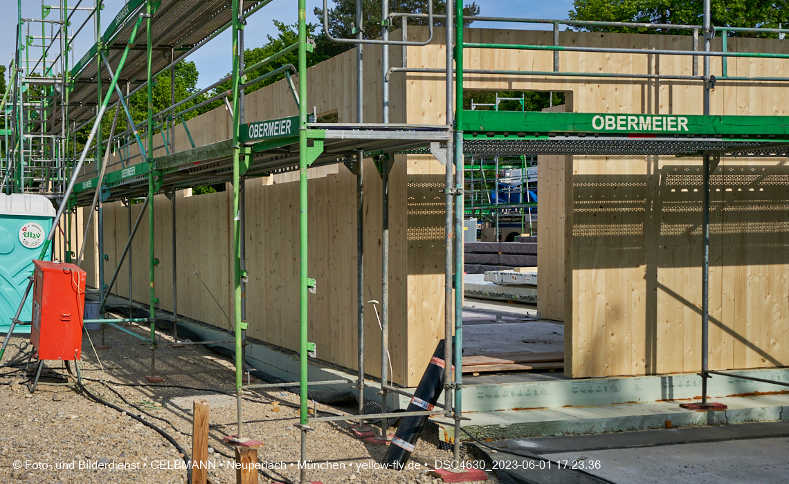 01.06.2023 - Neue Holzwände für das Haus für Kinder in Neuperlach in München